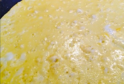 Салат с курицей, рукколой и блинчиками