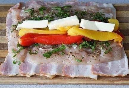 Куриный рулет с болгарским перцем в беконе