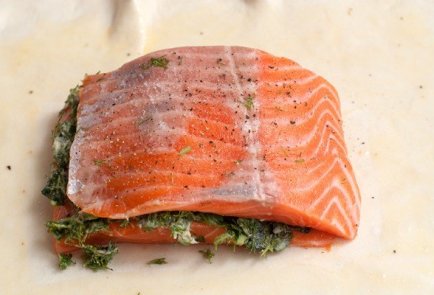 Лосось, запеченный в тесте с базиликом