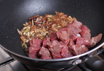 Тушеная телятина по-красному