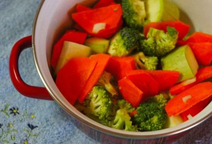 Овощной суп-пюре с креветками и сыром