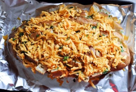 Горячий бутерброд с чеддером и чесноком