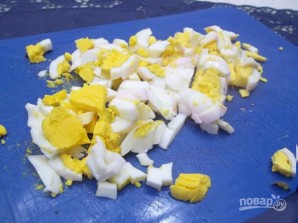 Салат со свеклой, сыром и яйцами - фото шаг 5