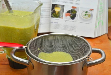 Крем-суп из брокколи, лука и сельдерея