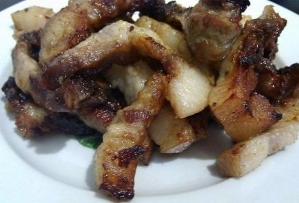 Тушеная картошка с мясом и сметаной в горшочках