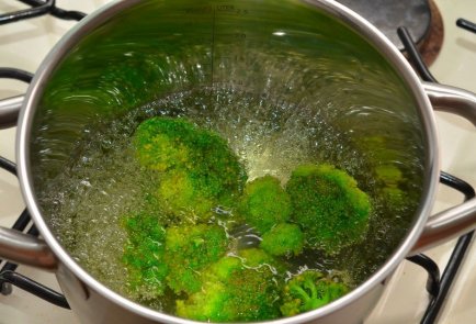 Крем-суп из брокколи, лука и сельдерея