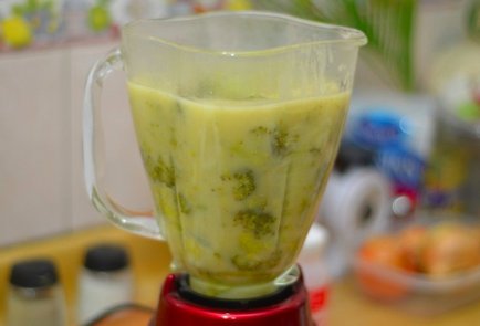 Крем-суп из брокколи, лука и сельдерея