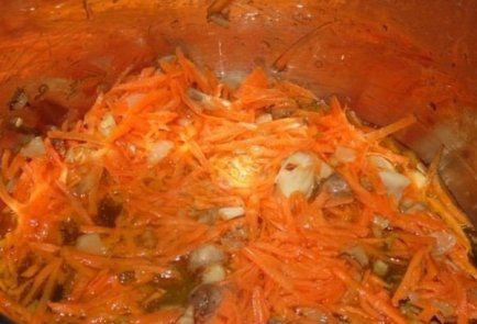 Жаркое с мясом, грибами и нудлями