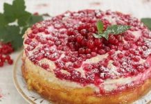 Творожный пирог с красной смородиной и меренгой