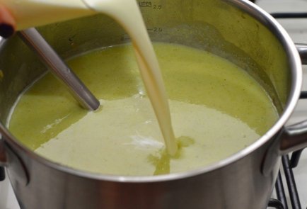 Крем-суп из брокколи, лука и сельдерея
