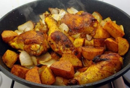 Курица и картофель с куркумой и паприкой