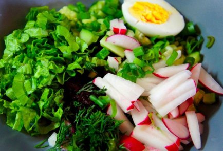 Холодный борщ с огурцом и редиской