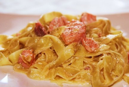 Фетучини с семгой в сливочном соусе и пармезаном