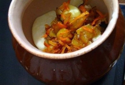 Тушеная картошка с мясом и сметаной в горшочках
