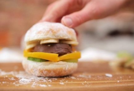 Сладкий бургер с фруктами