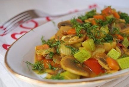 Овощное рагу с карри, шафраном и имбирем