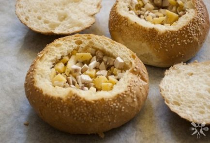 Завтрак в булочке с грибами и сыром