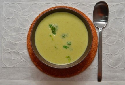 Крем-суп из брокколи, лука и сельдерея