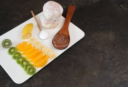 Сладкий бургер с фруктами