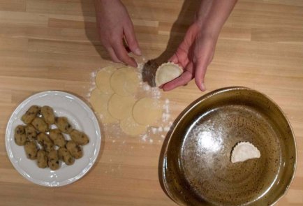 Вареники с картошкой, шкварками, грибами и луком