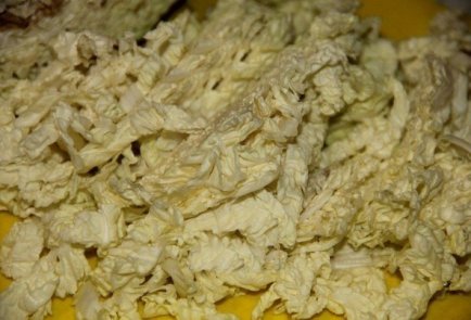 Салат с куриной грудкой, пекинской капустой и грибами