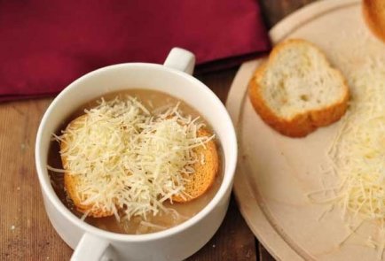 Луковый суп с багетом и сыром