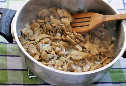 Пирог «Чайная роза» с курицей и грибами