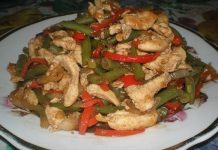 Горячий салат из курицы, перца и стручковой фасоли
