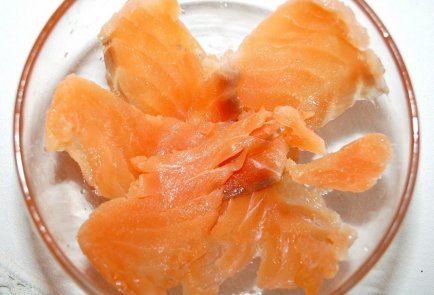 Слоеный салат-коктейль с семгой