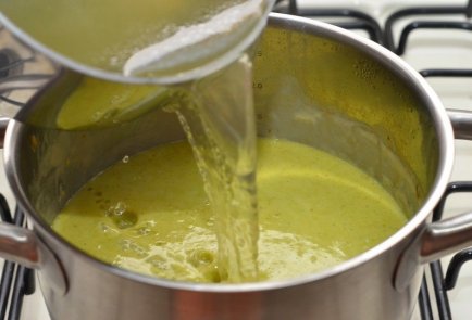 Крем-суп из брокколи, лука и сельдерея