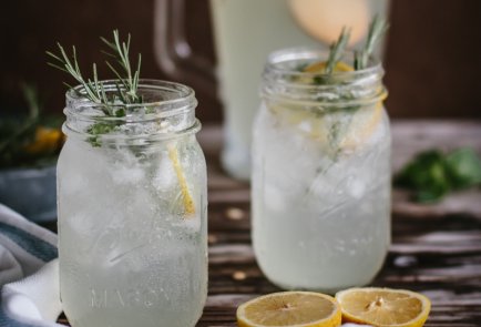 Лимонад с мятой и розмарином