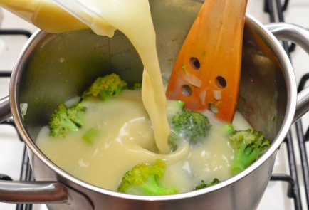 Крем-суп из брокколи, лука и сельдерея