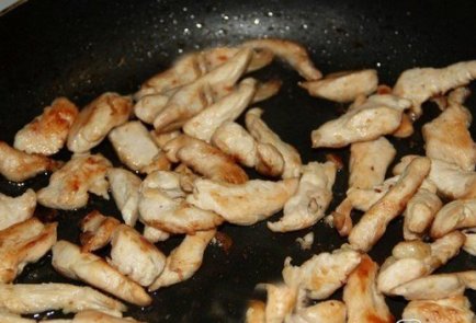 Салат с куриной грудкой, пекинской капустой и грибами