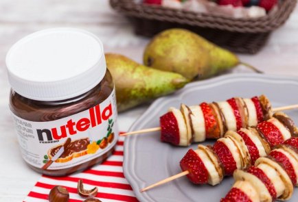 Канапе с фруктами, блинчиками и пастой «Нутелла»