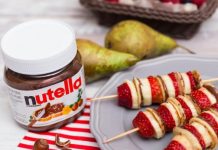 Канапе с фруктами, блинчиками и пастой «Нутелла»