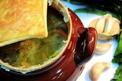 Оригинальные рецепты первых блюд в горшочках