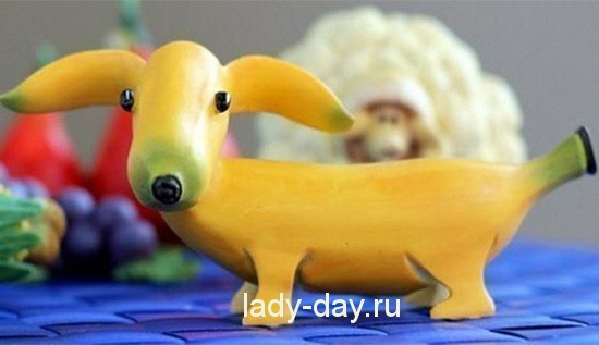 Желтая собака из банана