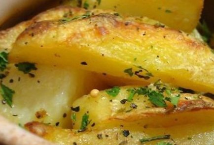 Тушеная картошка с мясом и сметаной в горшочках