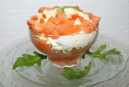 Слоеный салат-коктейль с семгой