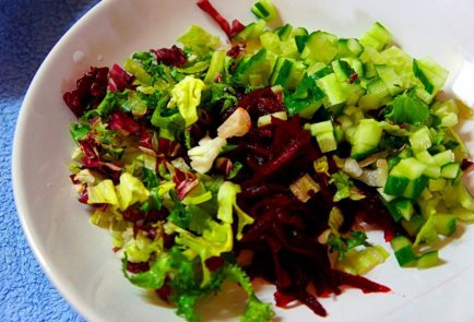 Холодный борщ с огурцом и редиской