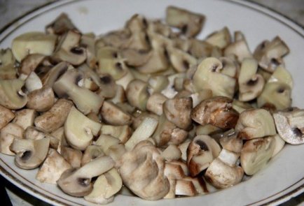 Салат с куриной грудкой, пекинской капустой и грибами