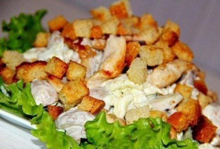 Салат с куриной грудкой, пекинской капустой и грибами