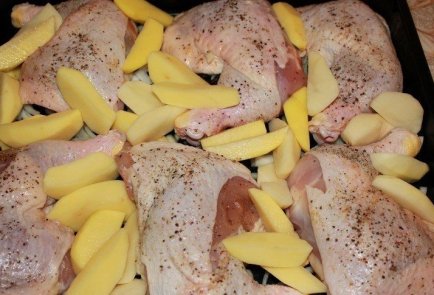 Куриные окорочка с картофелем под апельсинами