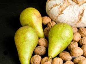 Брускетта с грушей, сыром и орехом - фото шаг 1