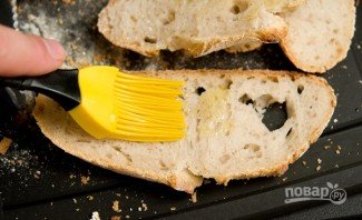 Брускетта с грушей, сыром и орехом - фото шаг 2