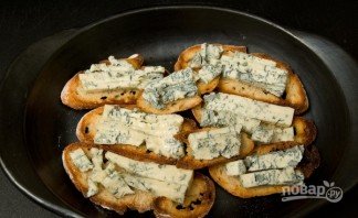 Брускетта с грушей, сыром и орехом - фото шаг 5