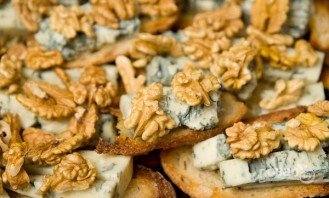 Брускетта с грушей, сыром и орехом - фото шаг 6