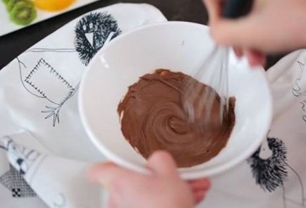 Сладкий бургер с фруктами