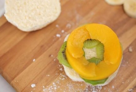 Сладкий бургер с фруктами