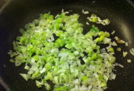 Куриные бедра с помидорами и сыром Моцарелла